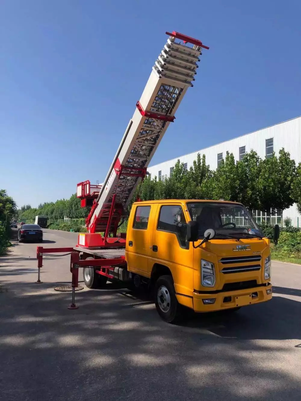 鹤峰附近的云梯车出租服务：轻松解决高空作业需求