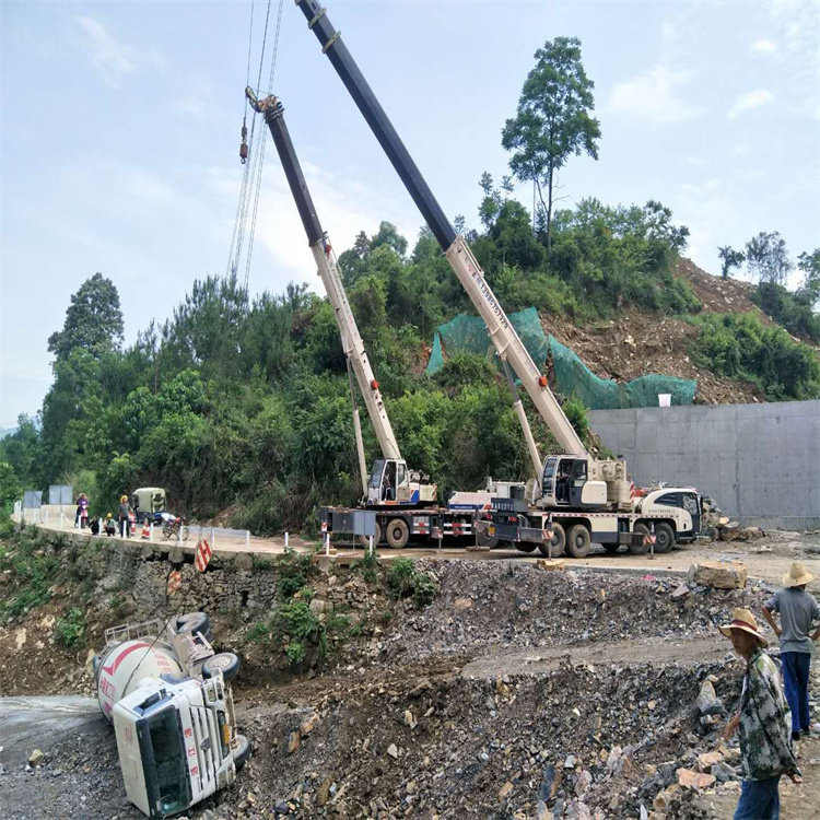 鹤峰汽车掉沟里叫吊车救援要多少钱